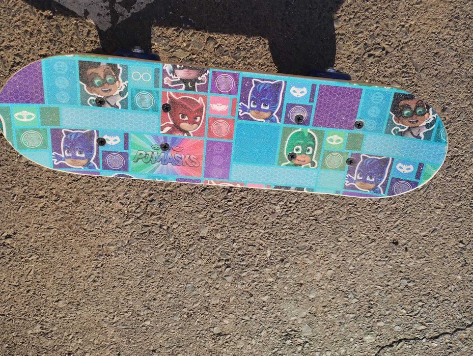 skateboard copii cu eroi in pijamale