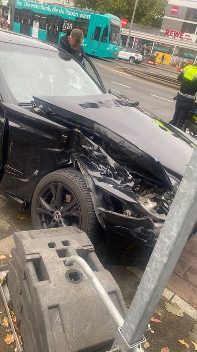 Vând Mercedes e class w211 lovit pe partea dreaptă