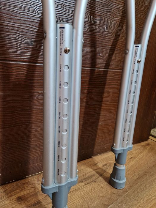 Продавам чистонови патерици и ортеза за фиксация на глезен