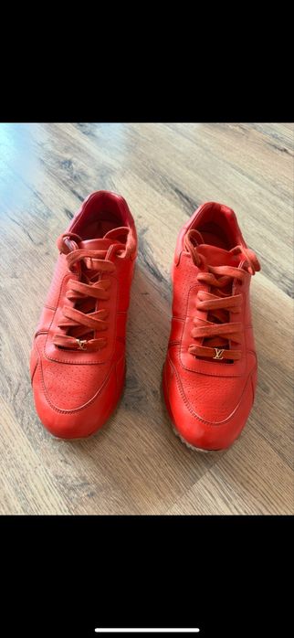 Продавам тези обувки понеже не ги нося. Нямат забележка по тях.