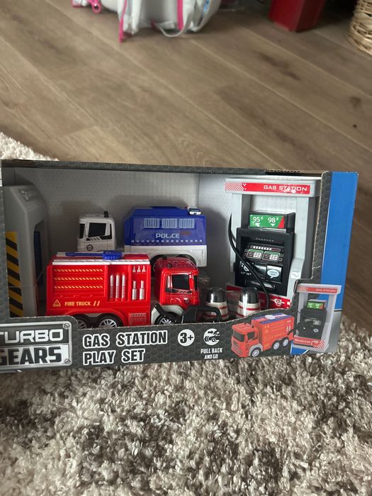 Avioane,mașini, trenulețe, pistol de jucărie cu lumini și zgomot