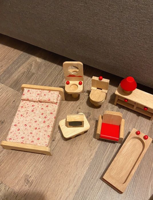 Casuta din lemn pentru papusi