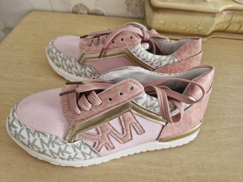 Продаётся  Кроссовка новая