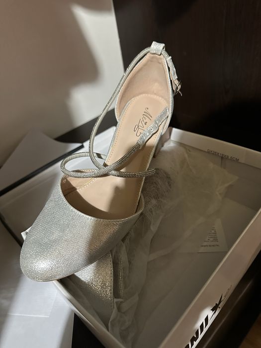 Дамски обувки с нисък ток