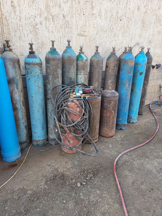 Кислородные баллоны. Резак в комплекте.  Углекислотные баллоны.