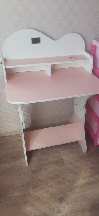 Продам парту для девочки.