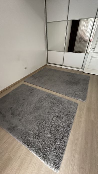 Vand doua covoare pufoase - culoarea gri