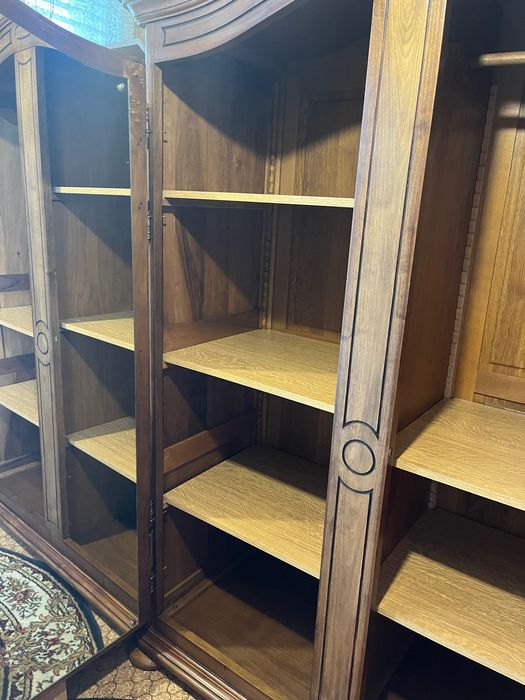 Масивен орехов гардероб