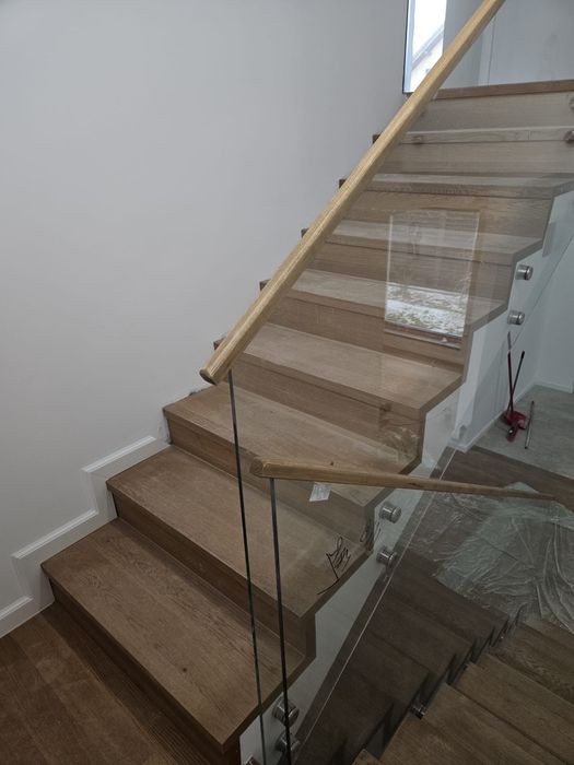 Trepte lemn masiv, riflaje, balustrada