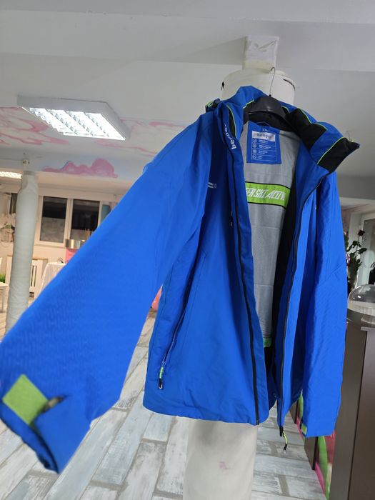 Vând geacă ski urgent.