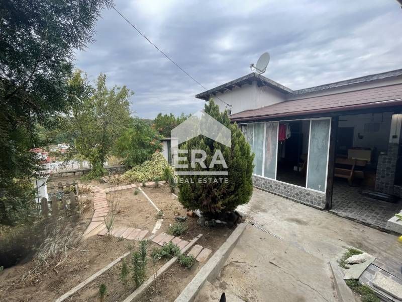 Ексклузивна самостоятелна къща за продажба, с две постройки и голям дв