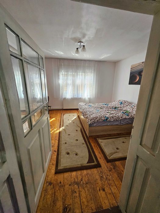 Casă de vânzare în Topleț – mobilată, centrală pe peleți, anexe