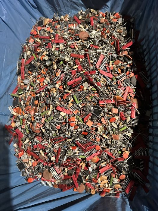 Продавам Кондензатори различни