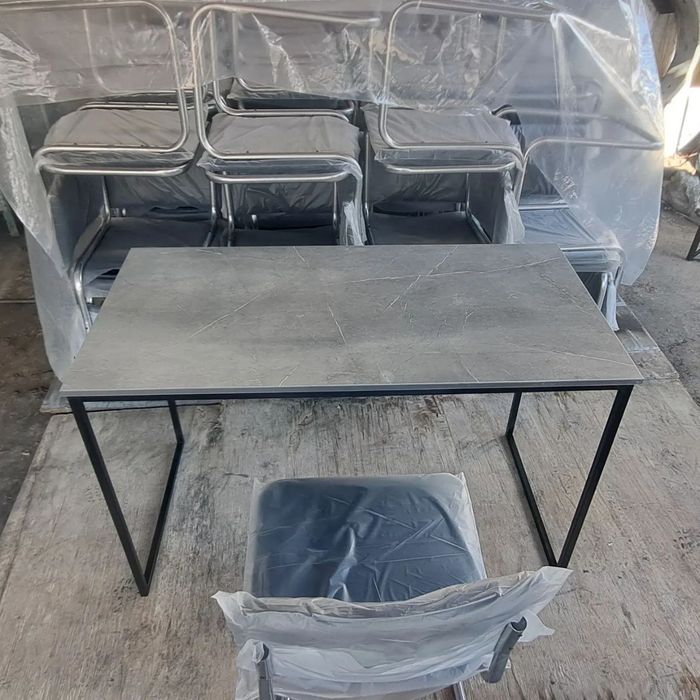 стол стул стелаж.