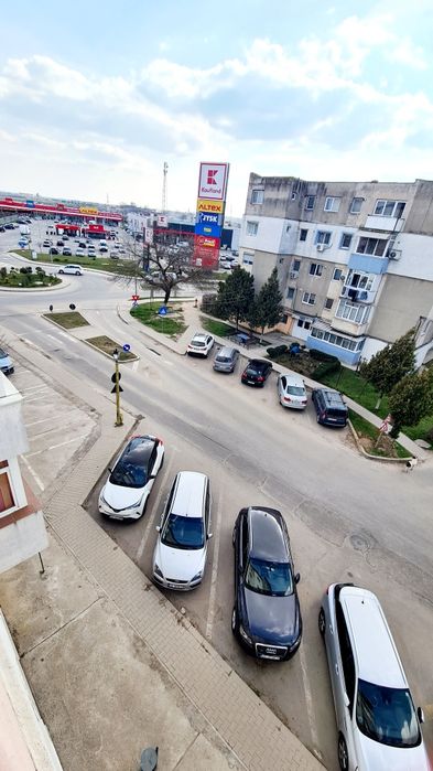 *DE VÂNZARE*Apartament compus din patru camere și dependințe*