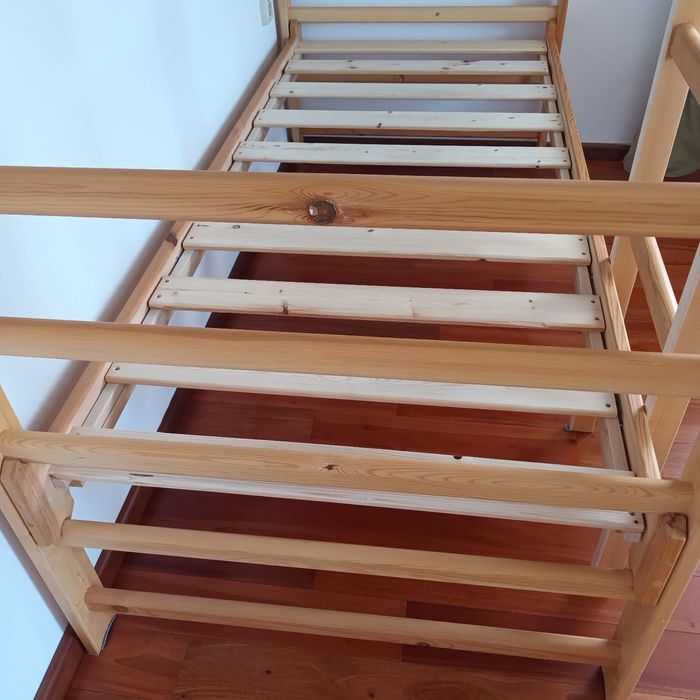 Двуетажно дървено легло