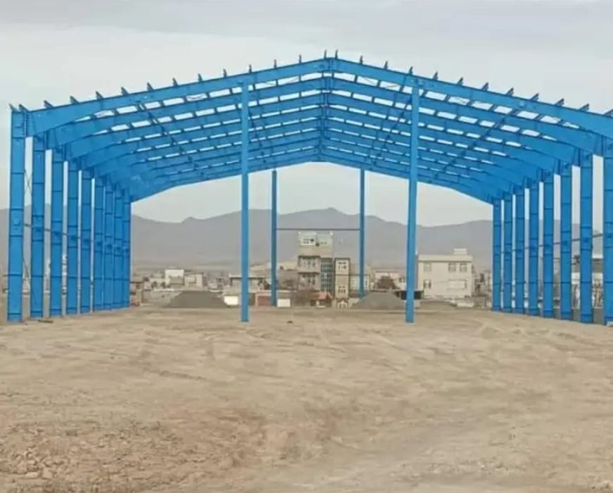 Vand hala pe structura metalica destinata pentru servicie auto,stație