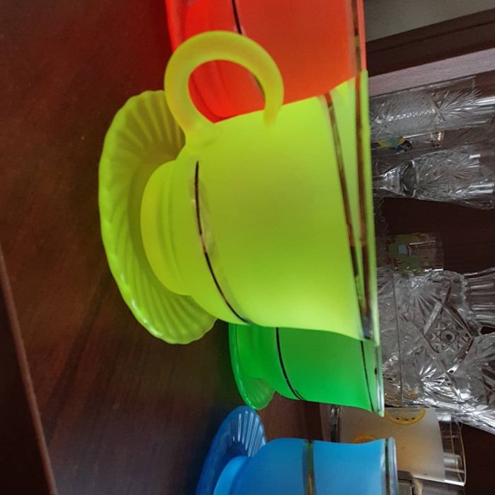 Цветные чашки с блюдцами