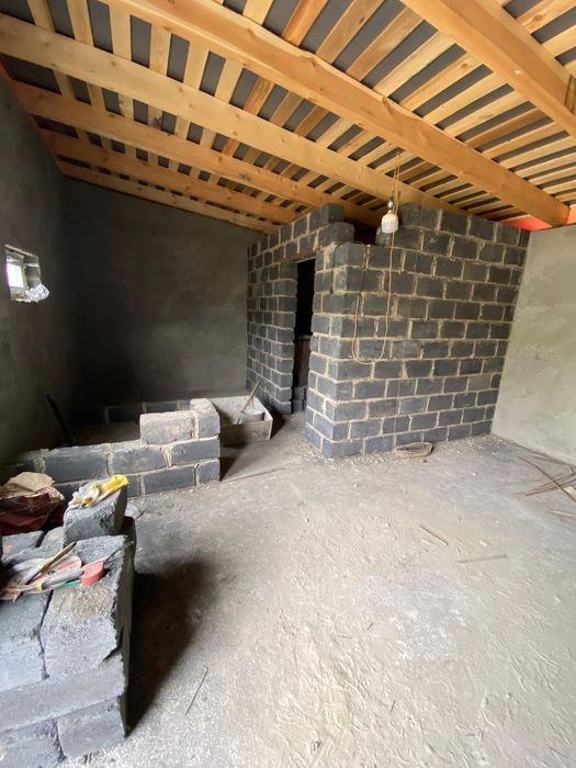 Участок с постройкой