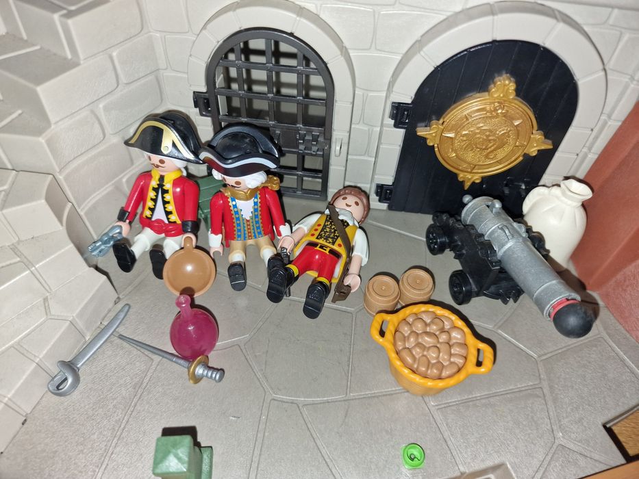 Playmobil военен форт с тъмница и кула
