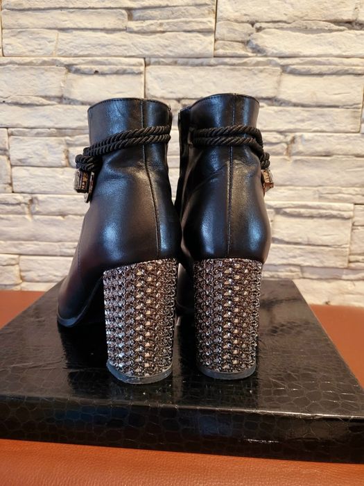 Кожаные ботильоны с кристаллами