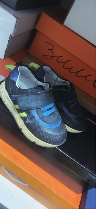 Продам детские кожанные кроссовки