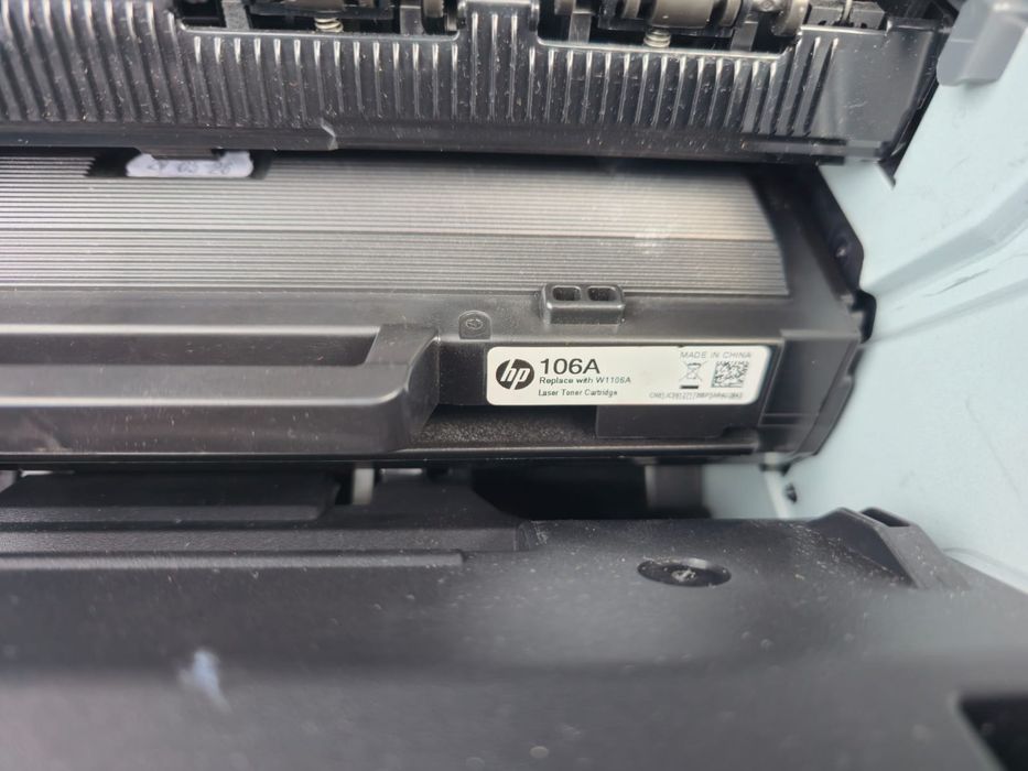 Imprimantă laser Hp 107r,tonerul este plin dar are momente cand scoate pagina albă si intra in eroare
