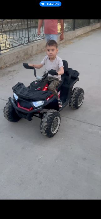 Продаю детскую машину на аккумуляторе