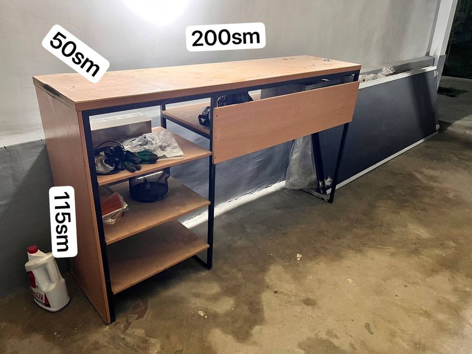 Продаётся удобный рабочий стол с полками.
Размеры: длина 200 см, ширин
