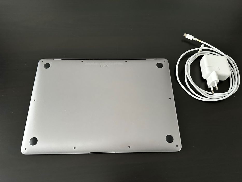 MacBook Air M1 13", 8GB, 256GB, baterie 88%, 329 cicluri încărcare