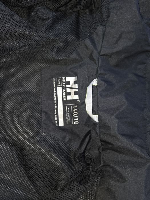 Vând geaca subțire de vânt