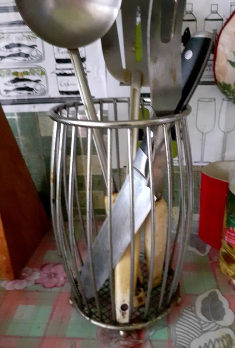 Металлическая подставка под утварь