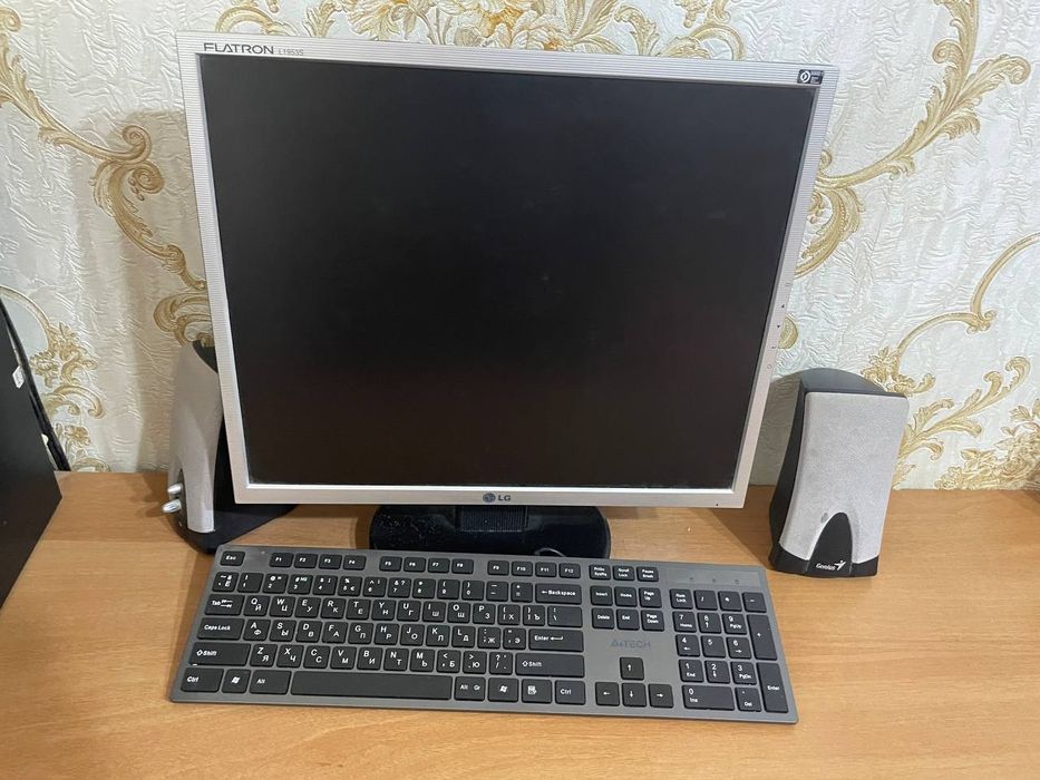 Продаётся компьютер и компютерный стол состояние б/у