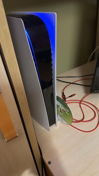 PlayStation 5 cu 2 gamepaduri, la cutie