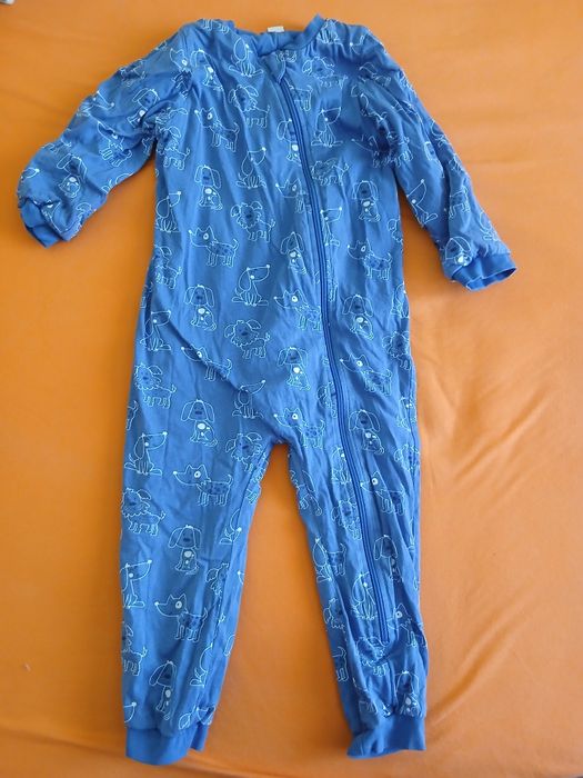 Подарявам детска  пижама рр 104  и чехли н. 26