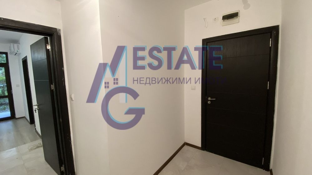 Двустаен апартамент със собствен двор 30 кв.м. в затворен комплекс