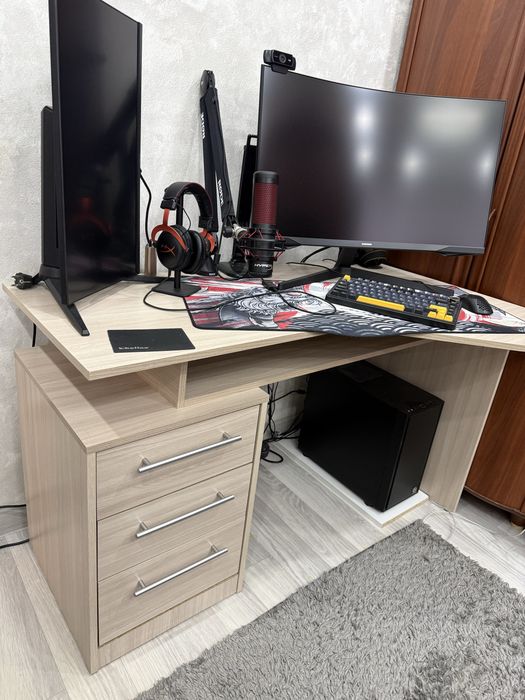 Продам компьютерный стол б/у