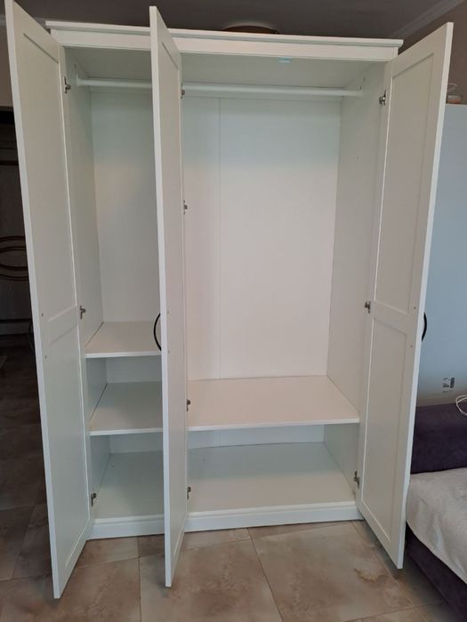 Гардероб цвят бял