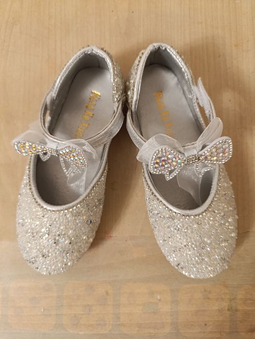 Нарядные новые туфли для девочки