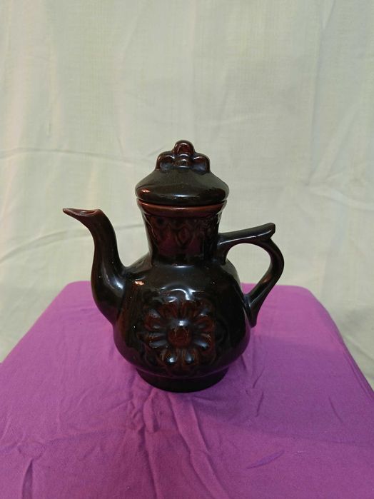 Кофейные чашки с блюдцем. Кофейник. Ляган. Салатник. Тарелки.