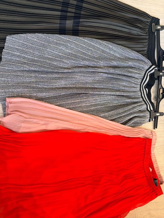 Поли с плисета различни цветове