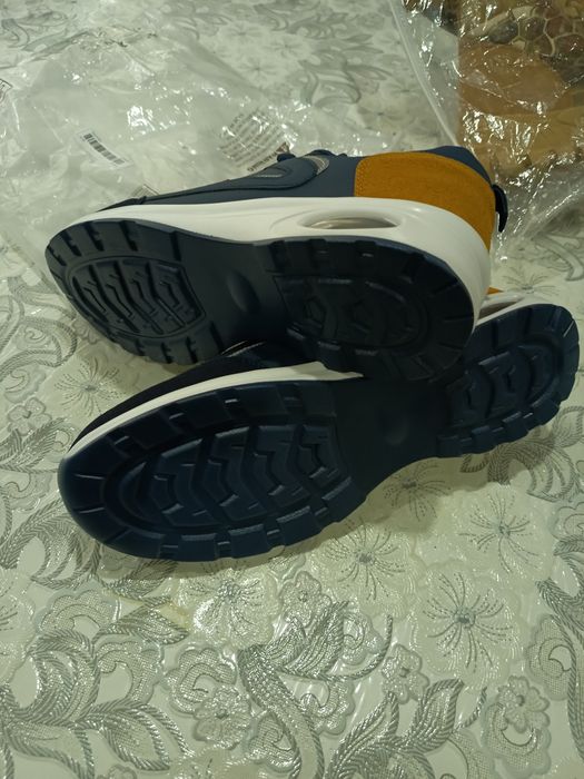 Продам кроссовки новые