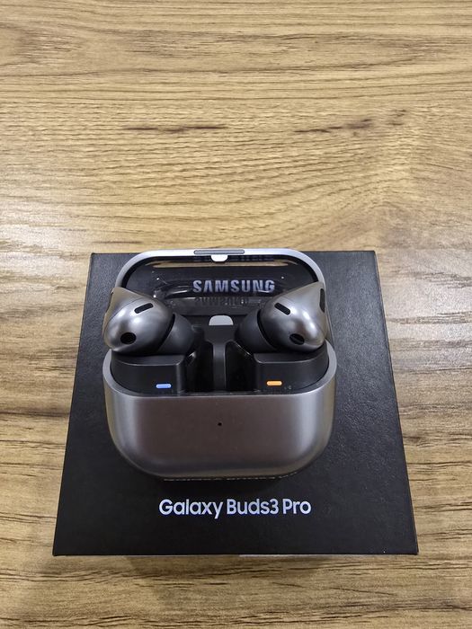 Samsung S24 Ultra titanium 12/256 + Samsung Galaxy Buds 3 Pro