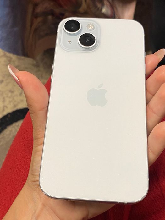 Продавам iphone 15 бял , 128gb