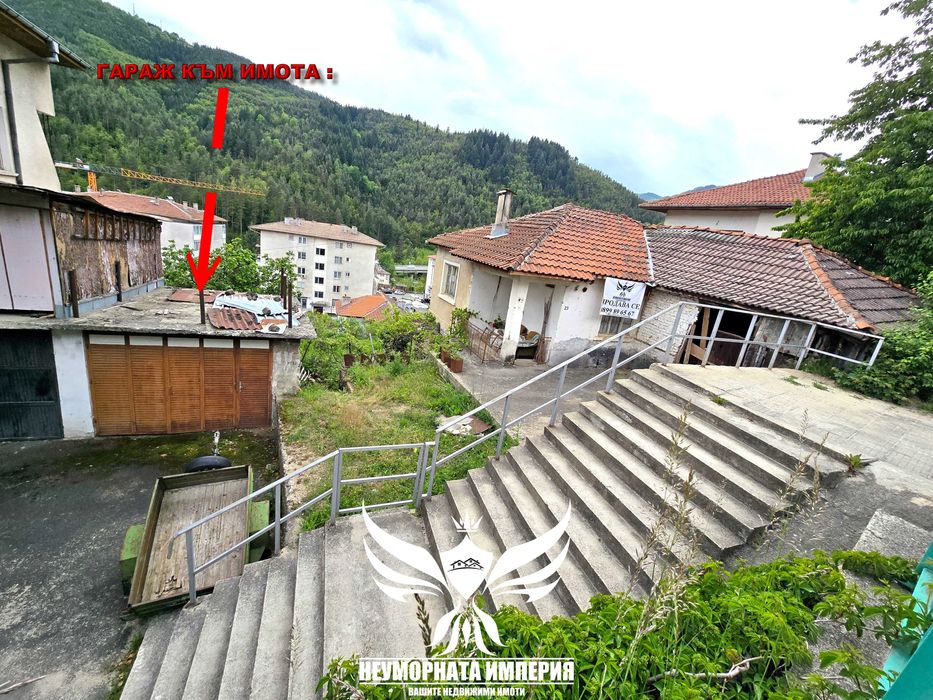 Двуетажна вила/къща 208РЗП с 900кв.м. двор село Баните обл.Смолян