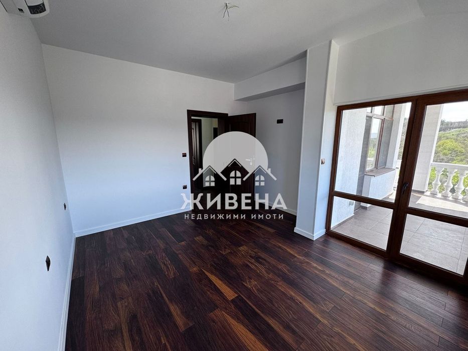 Продава триетажна къща с басейн в с.Оброчище