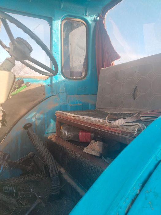 Синий трактор в хорошем состоянии