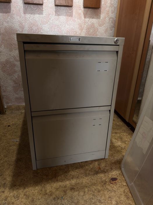 Железный ящик для документов