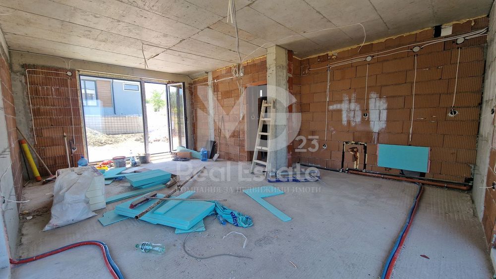 Двуетажна къща с ТРИ СПАЛНИ, завършена до ключ в Марково!