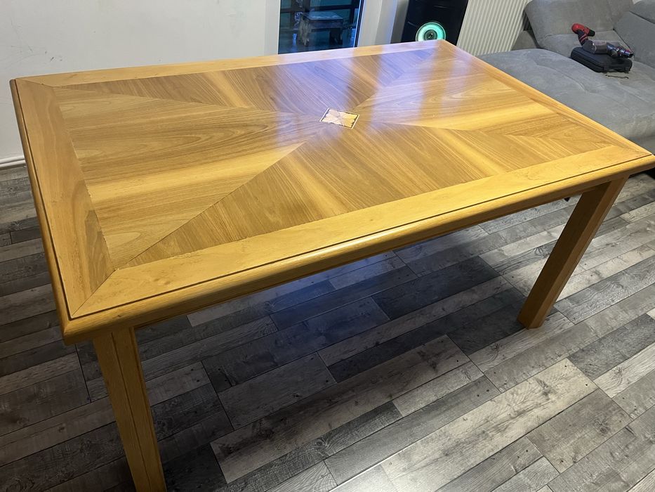 Masa din lemn masiv